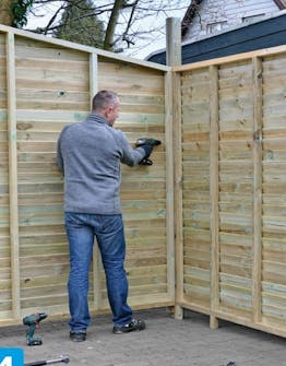 Gavelramen skruvas fast i stolpen på förråd Gavelramen skruvas fast i stolpen på förrådet